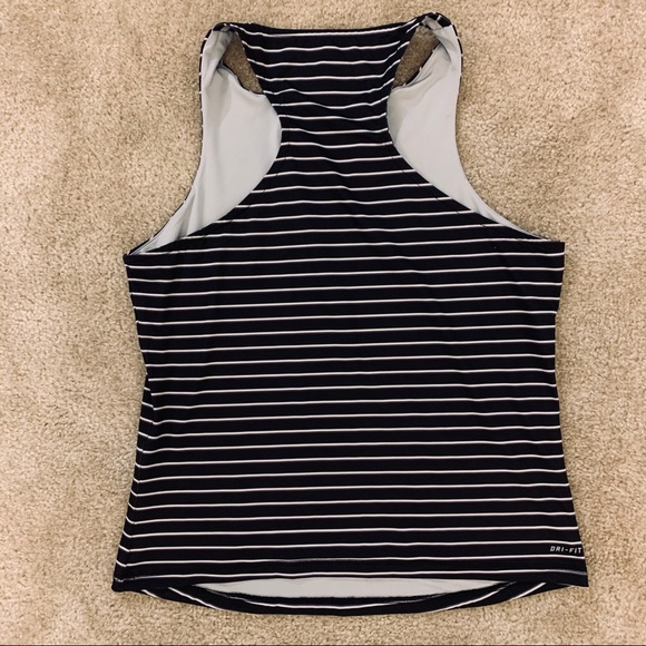 SOLD 🖤🤍 Nike Tank - Picture 2 of 4